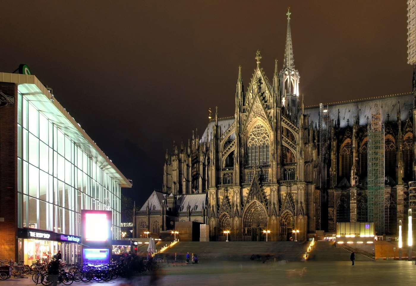Der Kölner Dom und der Bahnhofsvorplatz bei Nacht