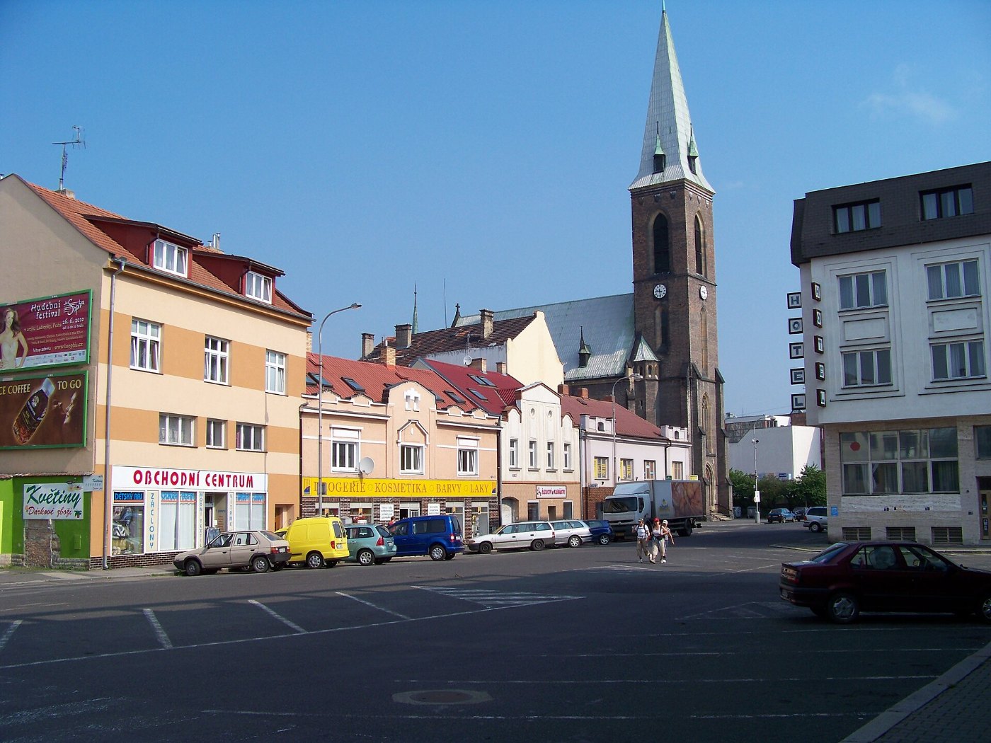 Palackého-Platz mit Kirche in Kralupy nad Vltavou