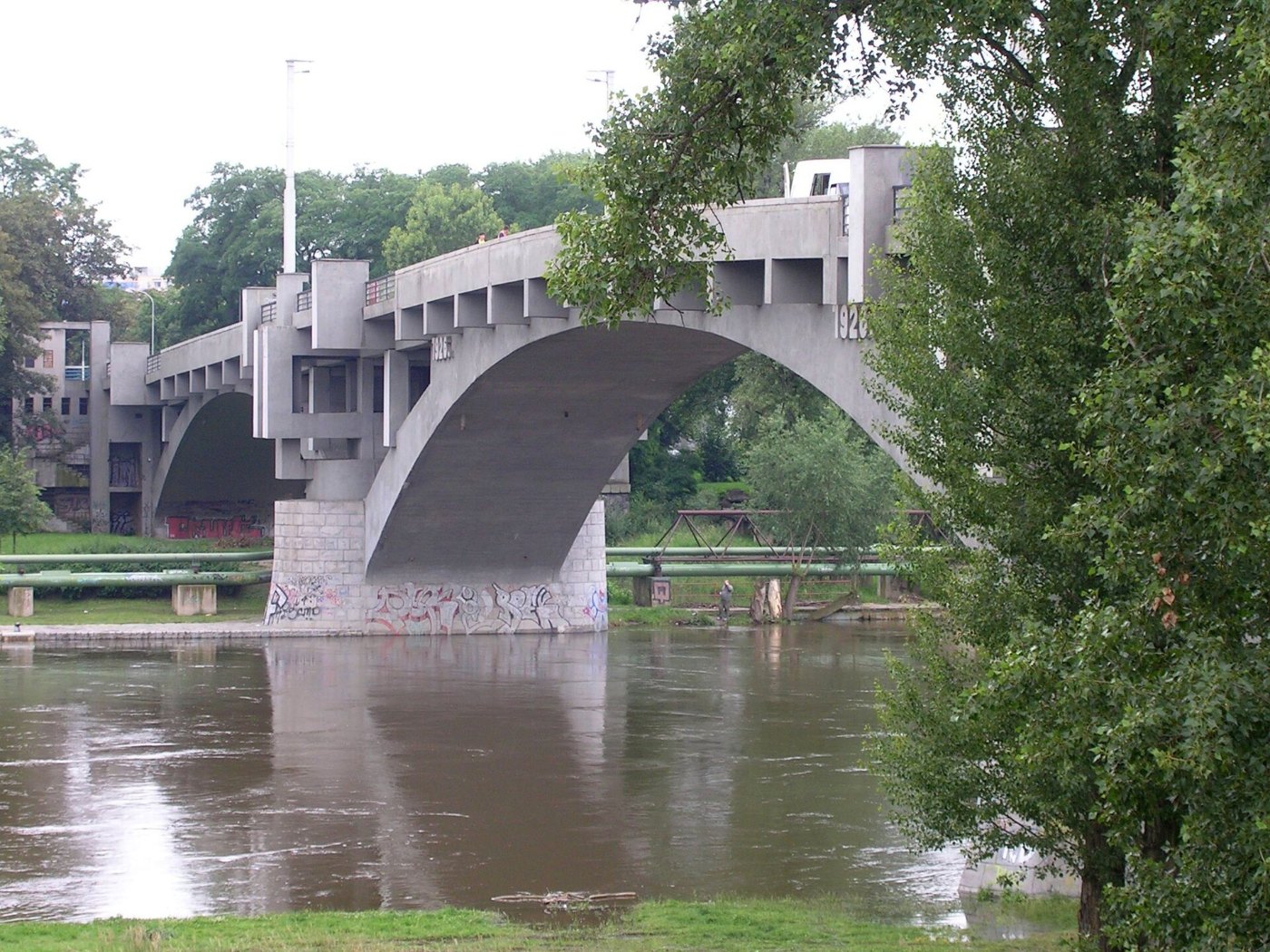 Die Masaryk-Brücke über die Moldau in Kralupy