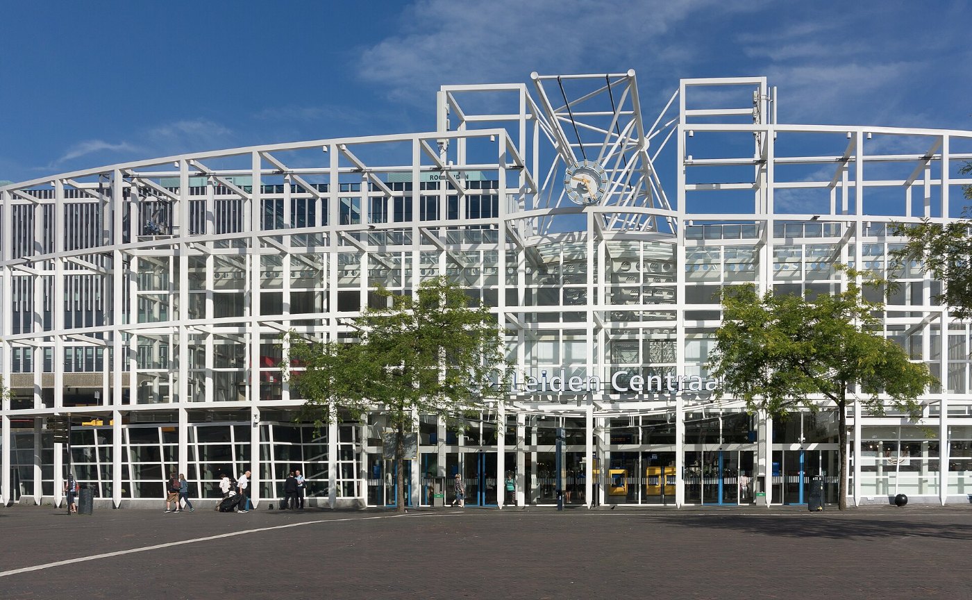 Leiden, ingang station Leiden Centraal foto10 2017 06 11 09.16