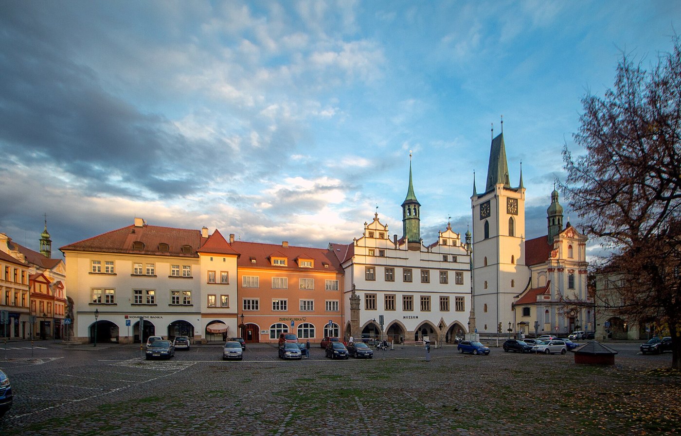 Marktplatz von Litoměřice mit Rathaus und Kirche