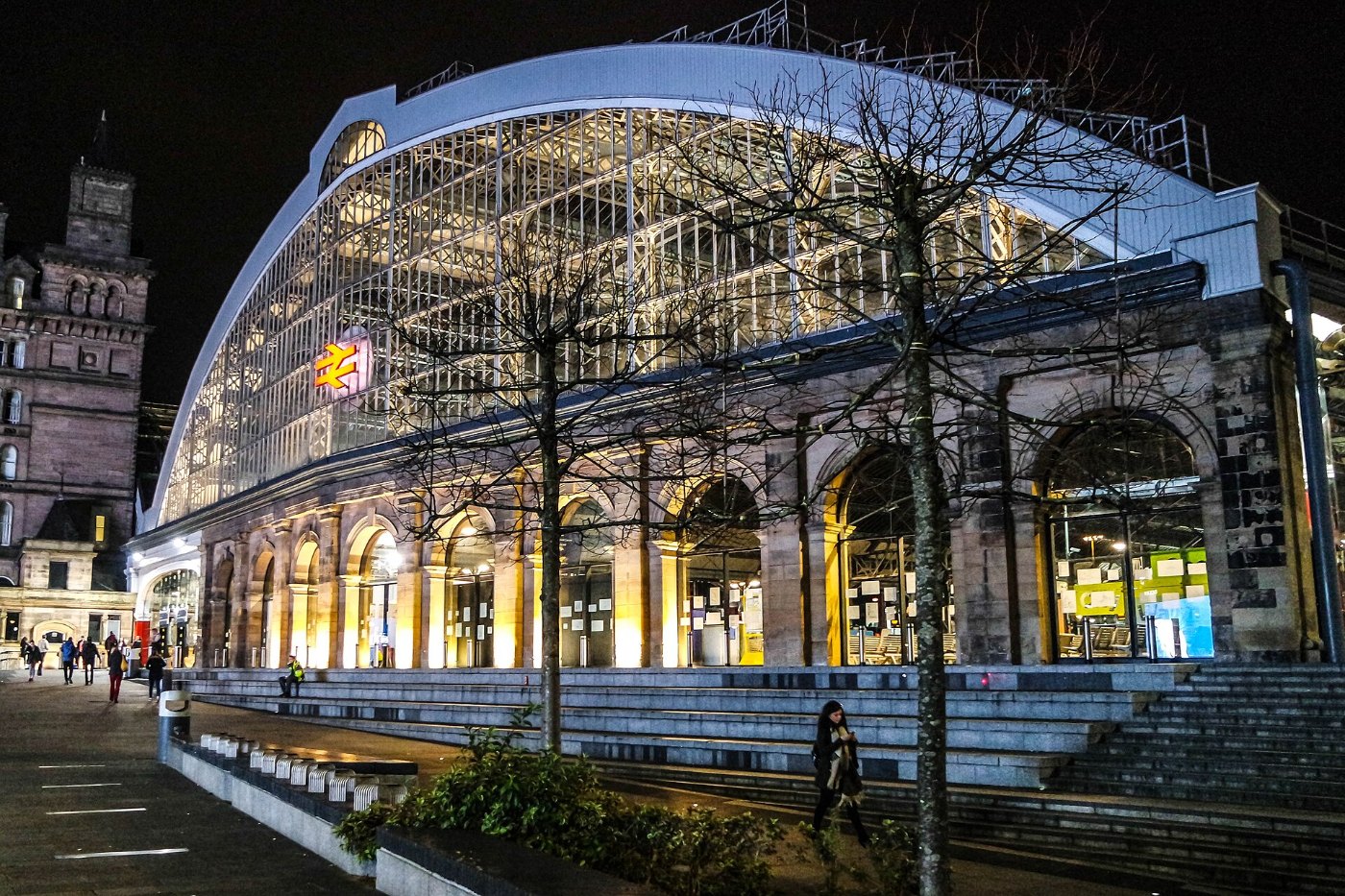 Liverpool Lime Street station at night geograph.org.uk
