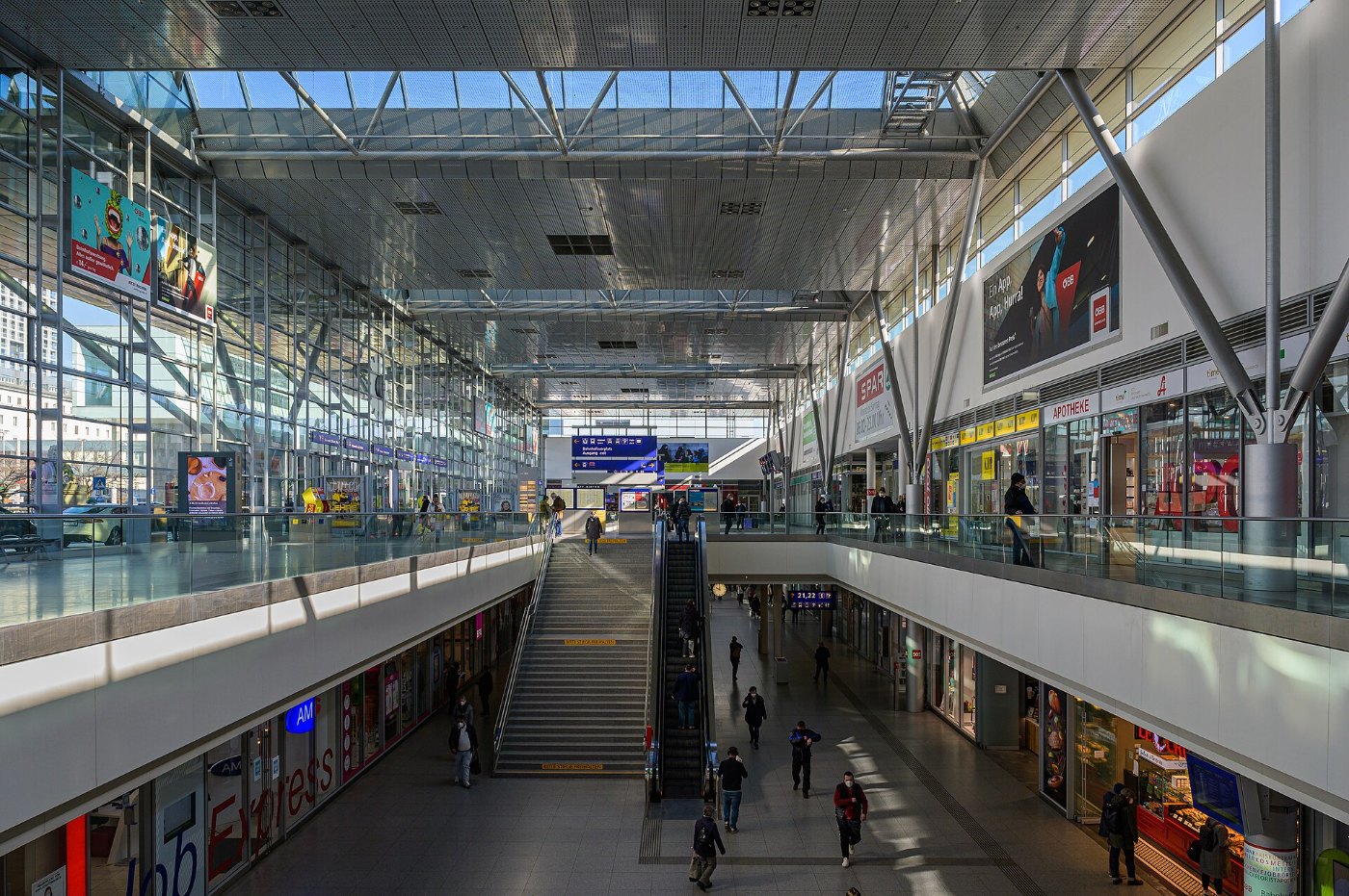 Linz Hauptbahnhof Ankunftshalle 7718