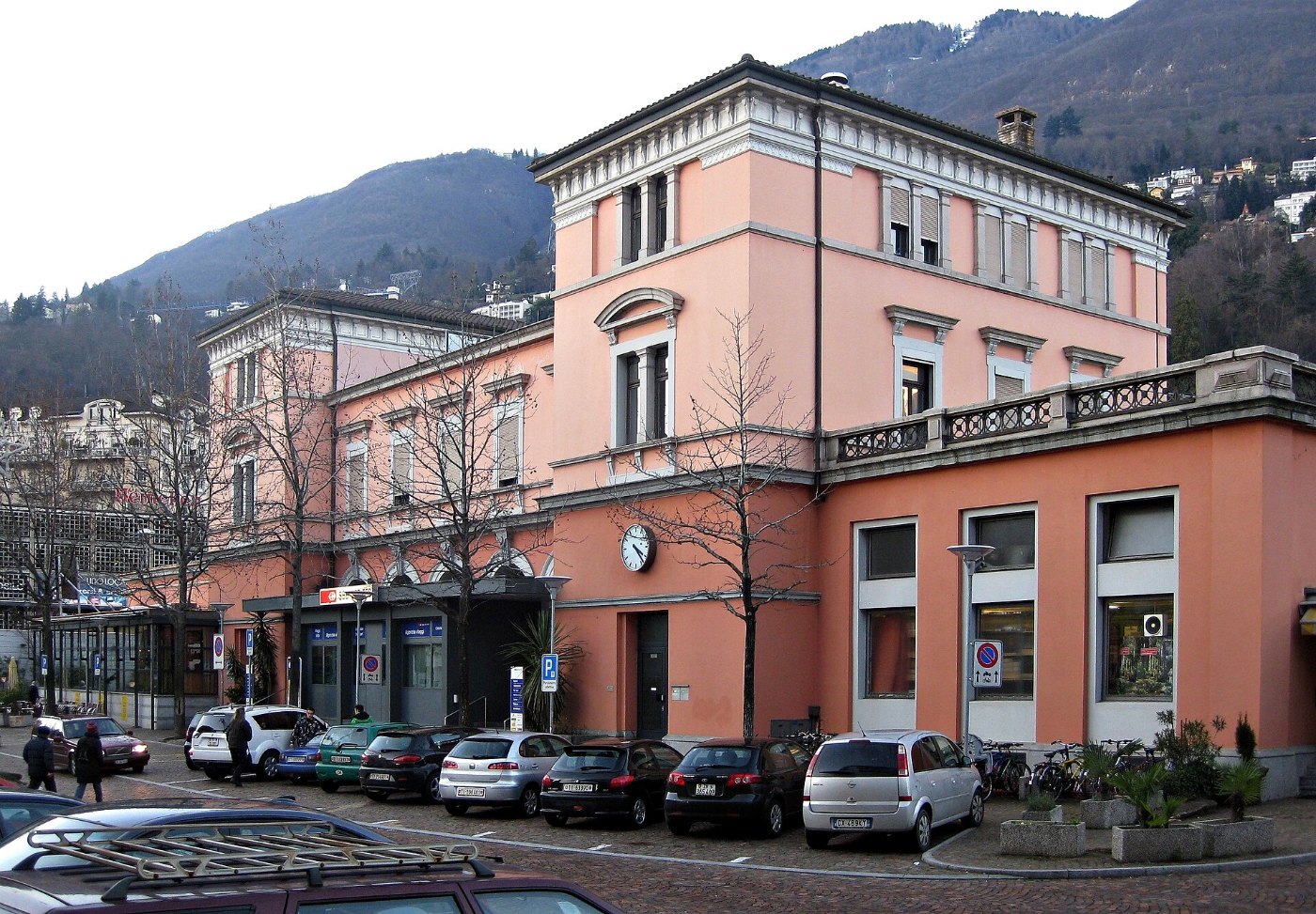 Empfangsgebaeude Bahnhof Locarno CH