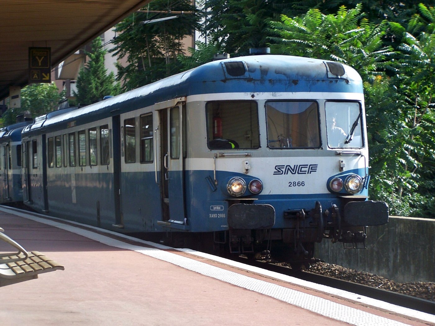 X 2866 en gare de Lyon Part Dieu (août 2007)
