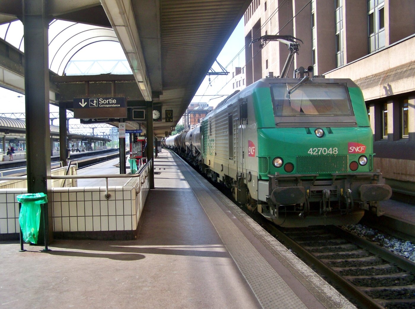 BB 27048 et fret en gare de Lyon Part Dieu (2008)