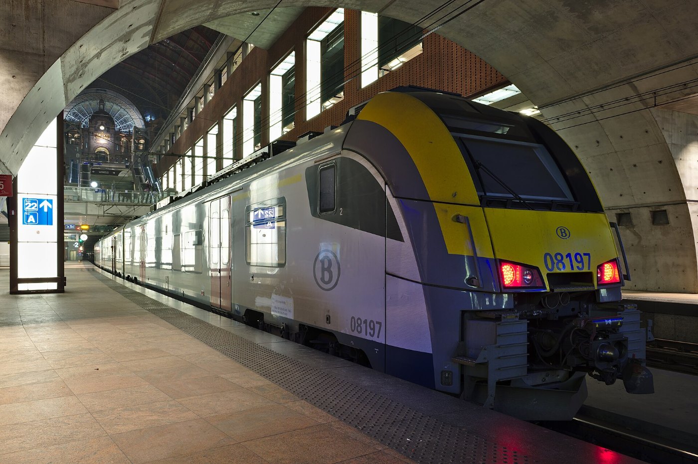 SNCB Desiro ML (Class AM08 08197) at Antwerp Central Station level 2 pla