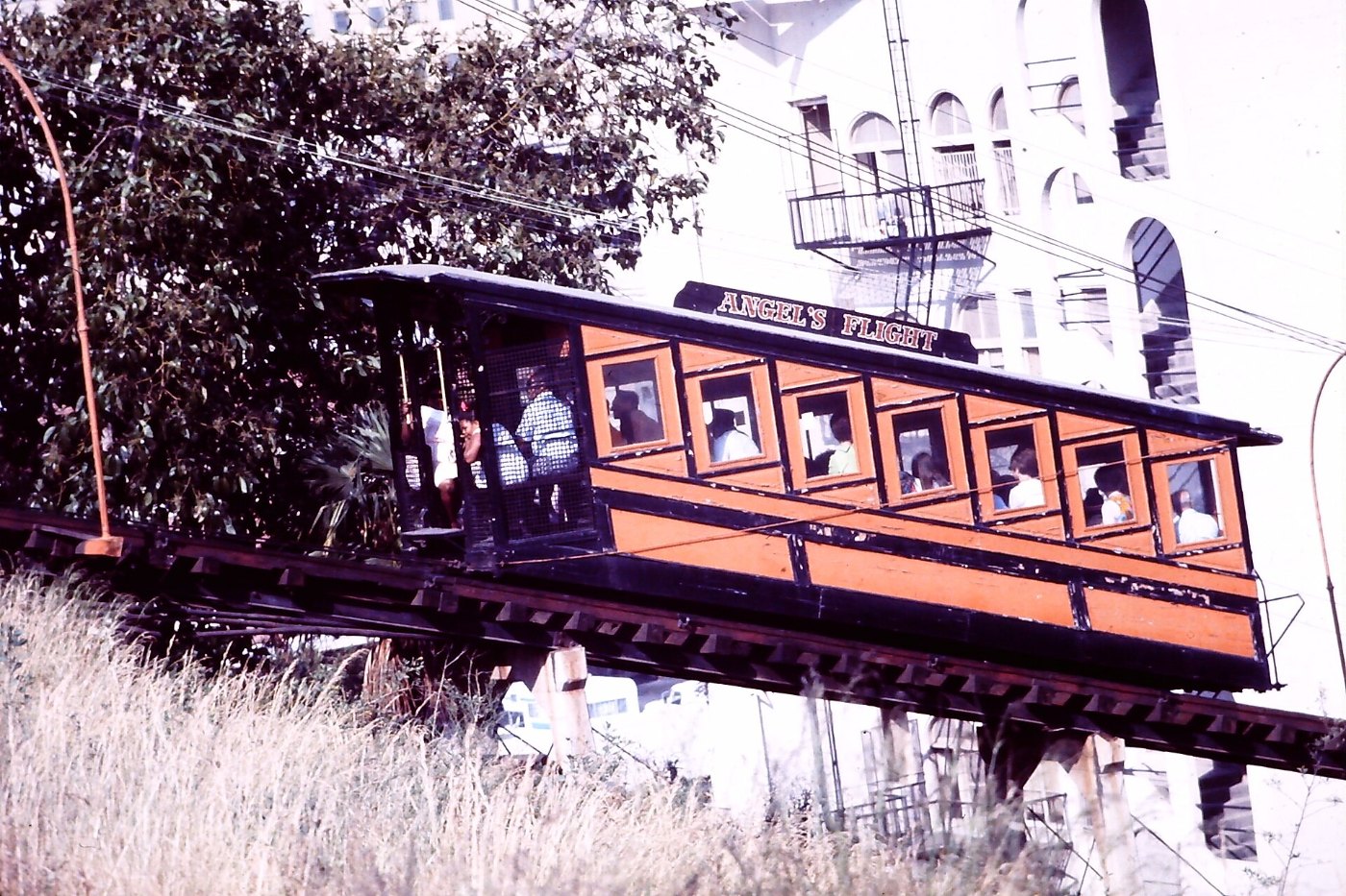 Die kleinen Wagen der Standseilbahn Angels Flight.