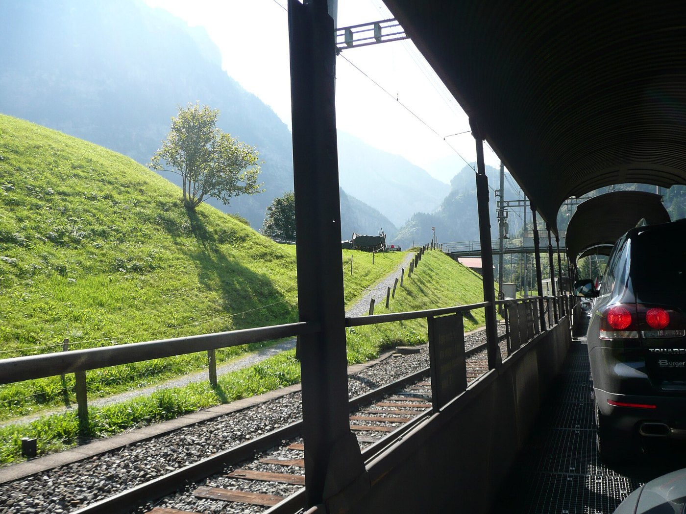 Autos stehen zum Verladen auf Eisenbahnwagen bereit