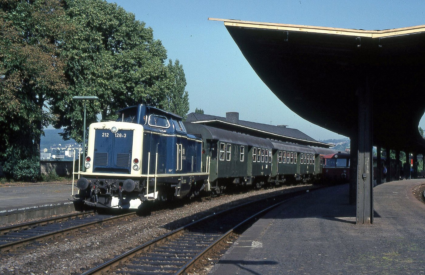 Mayen Ost Lok 212 128 Lok 212 128 Nahverkehrszug 7212 MY KO B4yg Wagen L