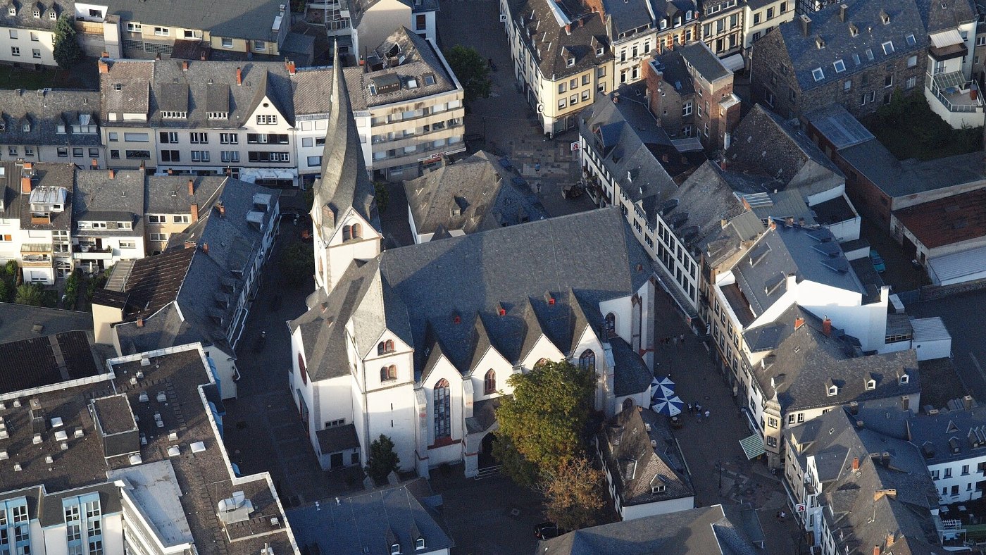 Die Pfarrkirche St. Clemens in Mayen mit ihrem verdrehten Turm