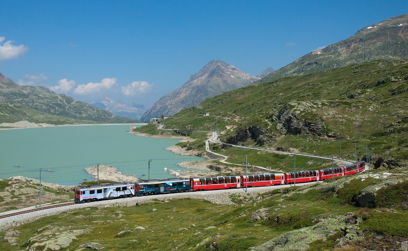 RhB ABe 4 4 III mit Bernina Express am Lago Bianco