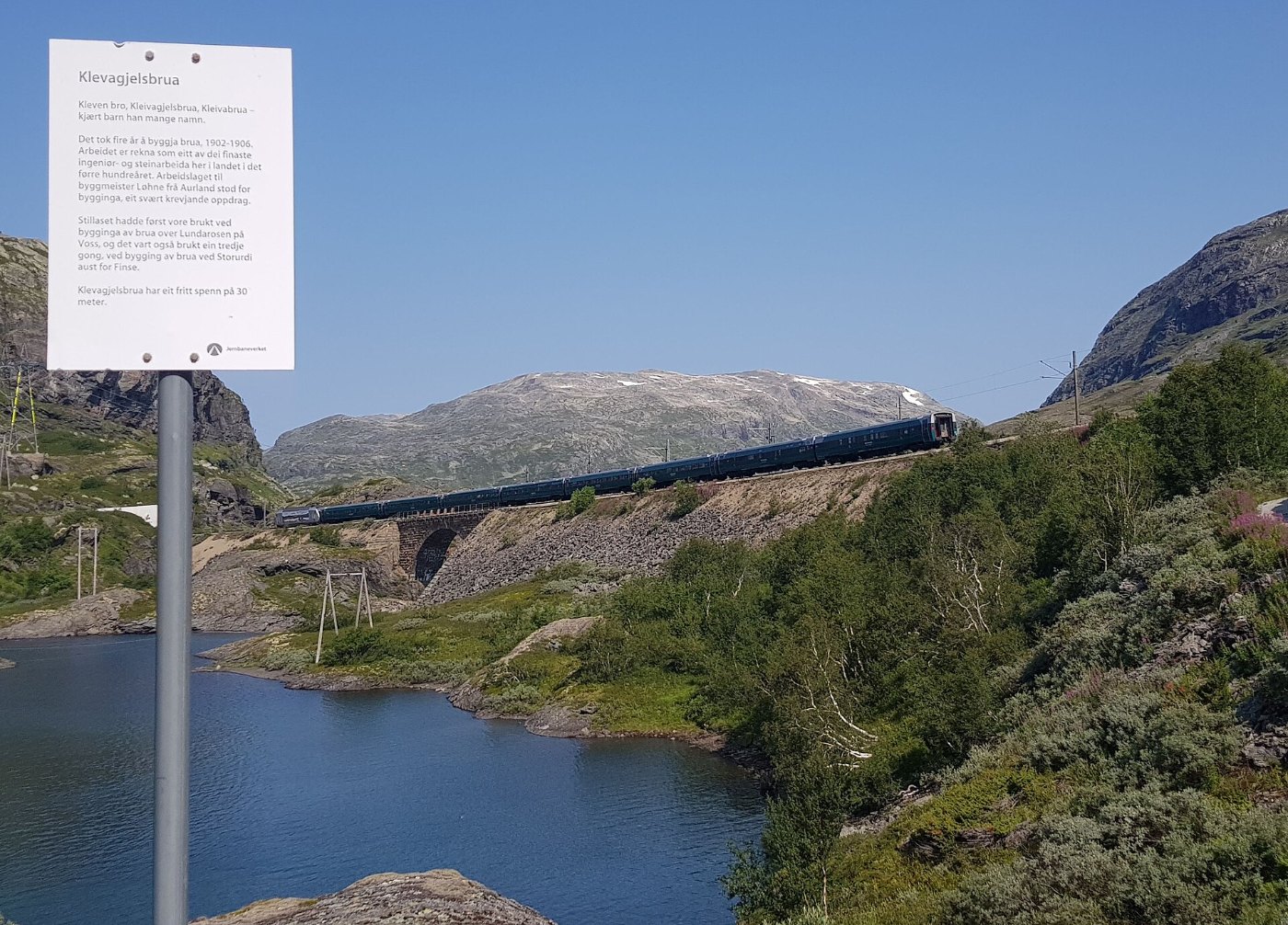Zug der Bergenbahn in der verschneiten norwegischen Hochebene
