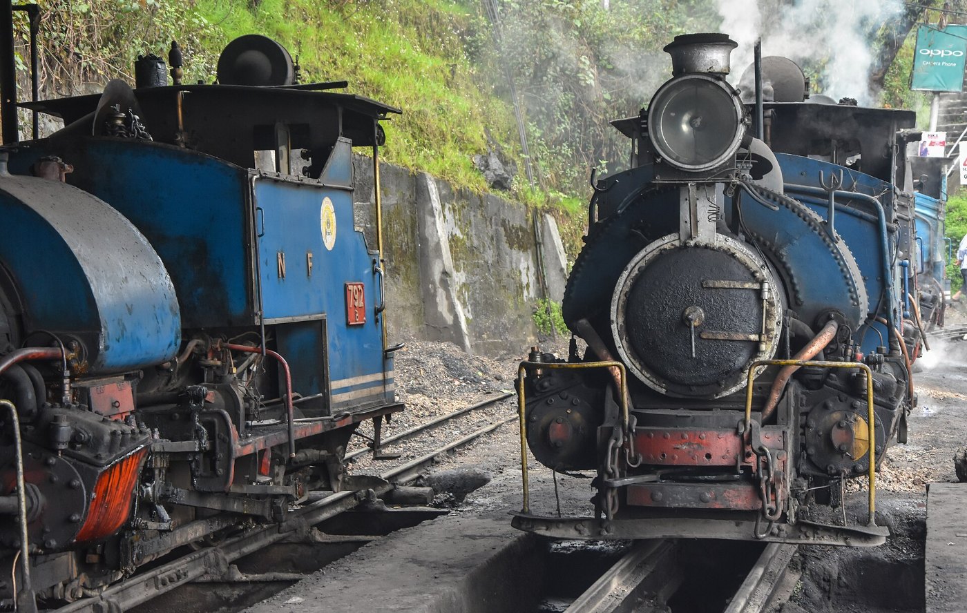 Historischer Zug einer indischen Gebirgsbahn