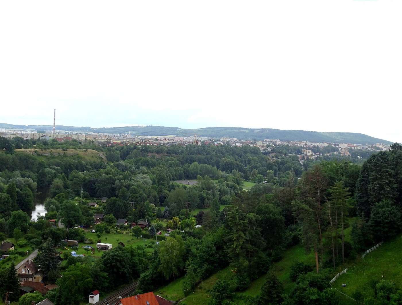 Blick auf Mladá Boleslav von der Ruine Michalovice