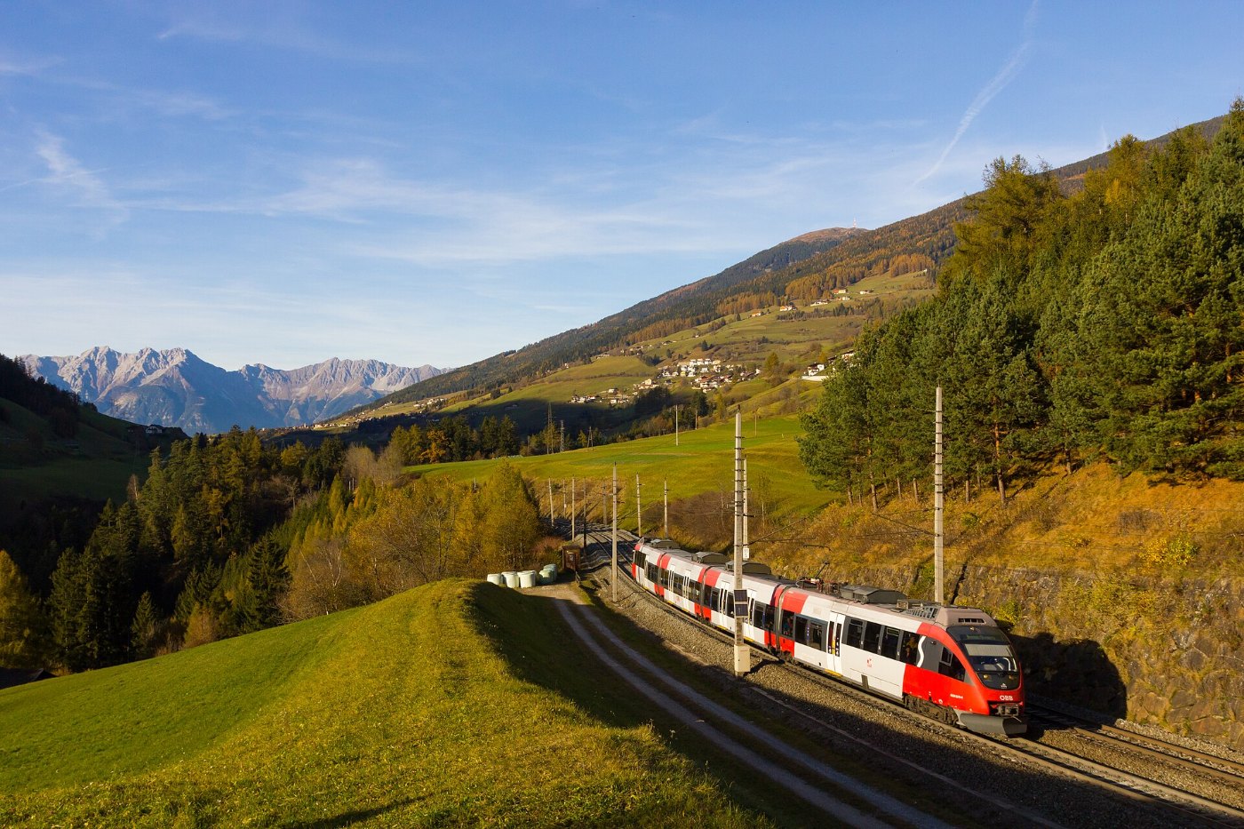 ÖBB 4024 076 nahe dem Bahnhof Matrei, Brennerbahn, 01.11.2016