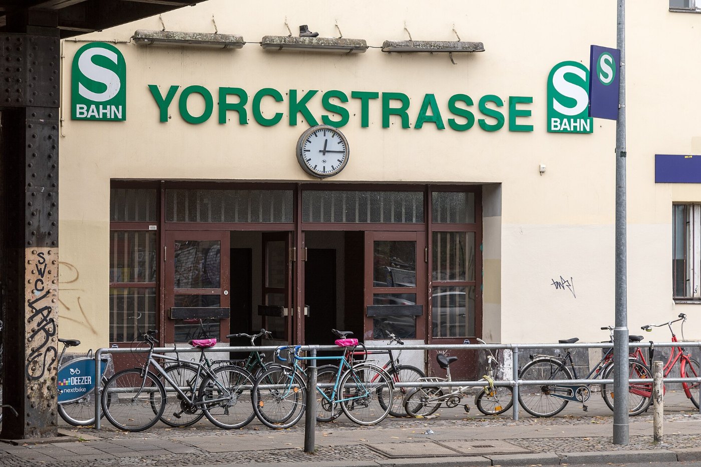 Eingang zum S Bahnhof Yorckstraße in Berlin