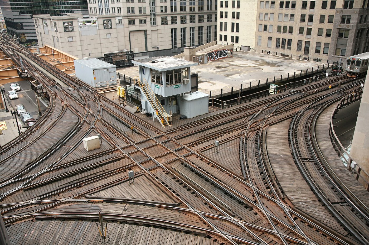 Hochbahn des Chicago L auf Stahlträgern über einer Straße