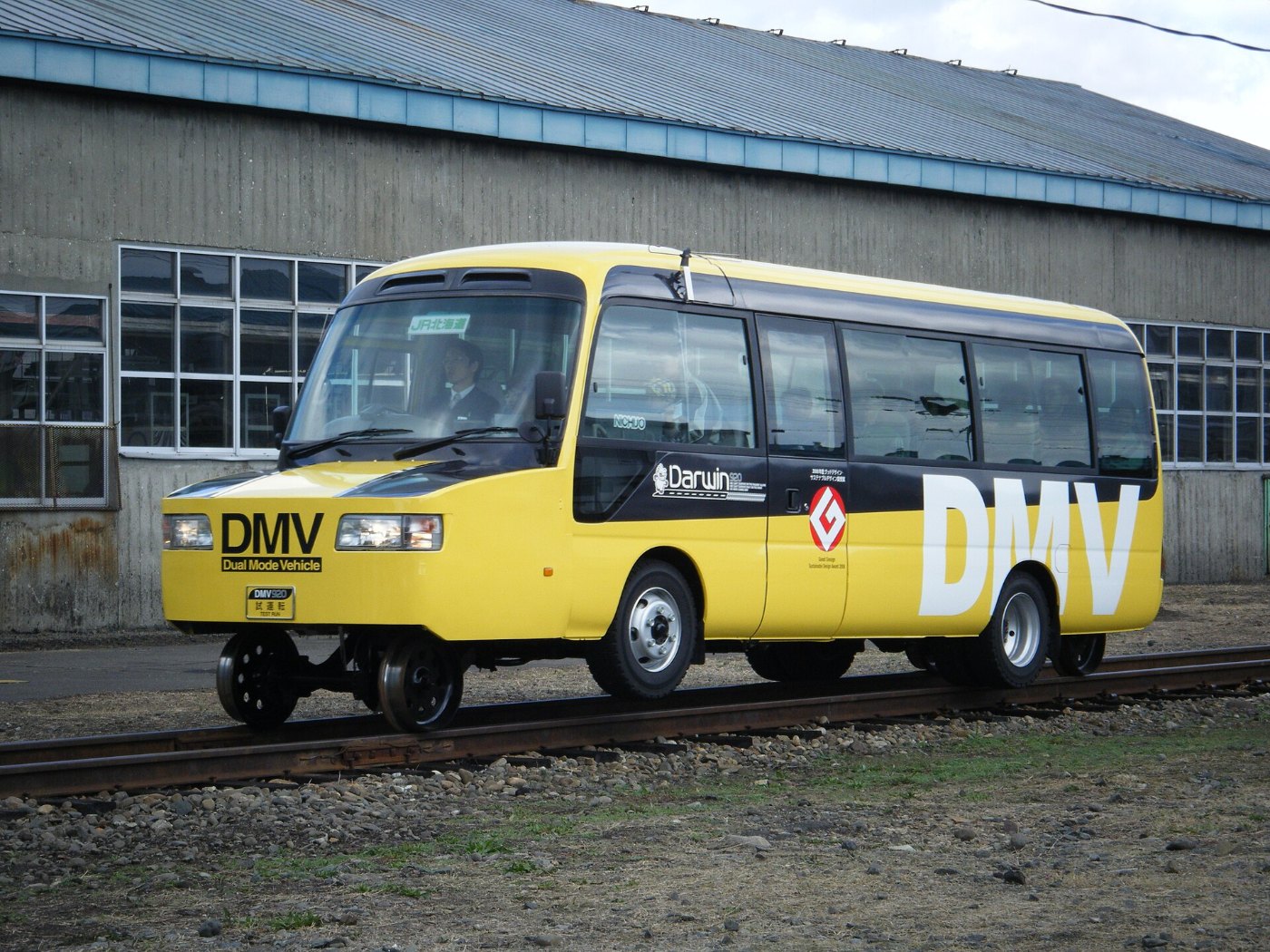 Kleiner Bus, der auch auf Schienen fahren kann.
