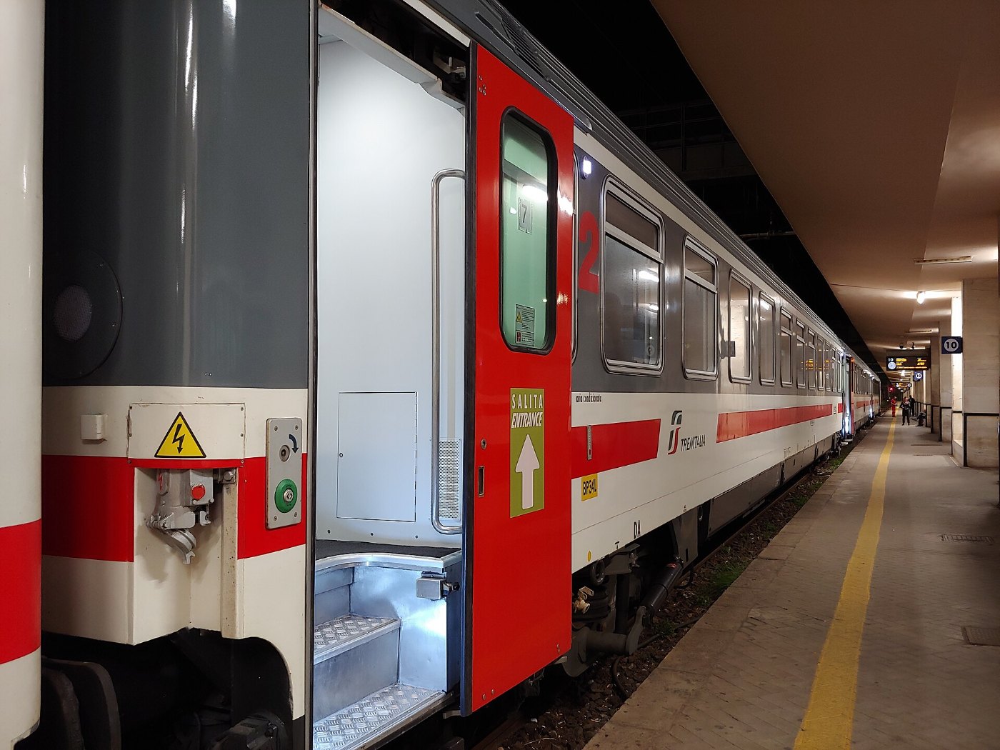 Una carrozza di tipo UIC Z1, nella livrea IC Sun, alla stazione di Messi