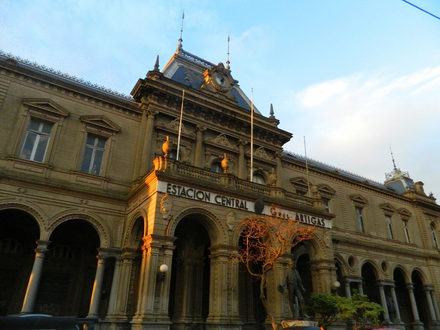 Estación Central General Artigas front 2012