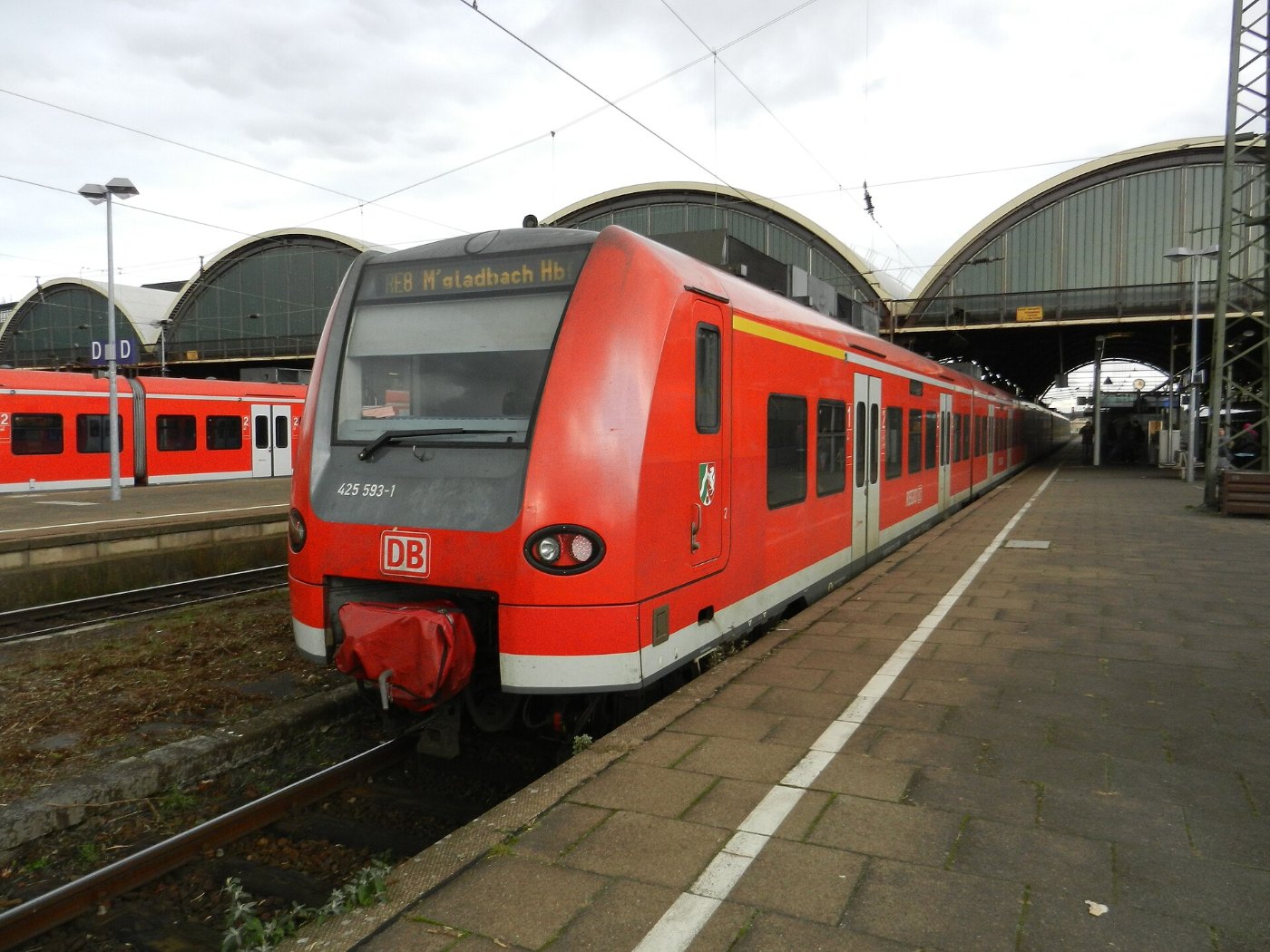 425 593 erreicht Mönchengladbach Hbf als RE 8