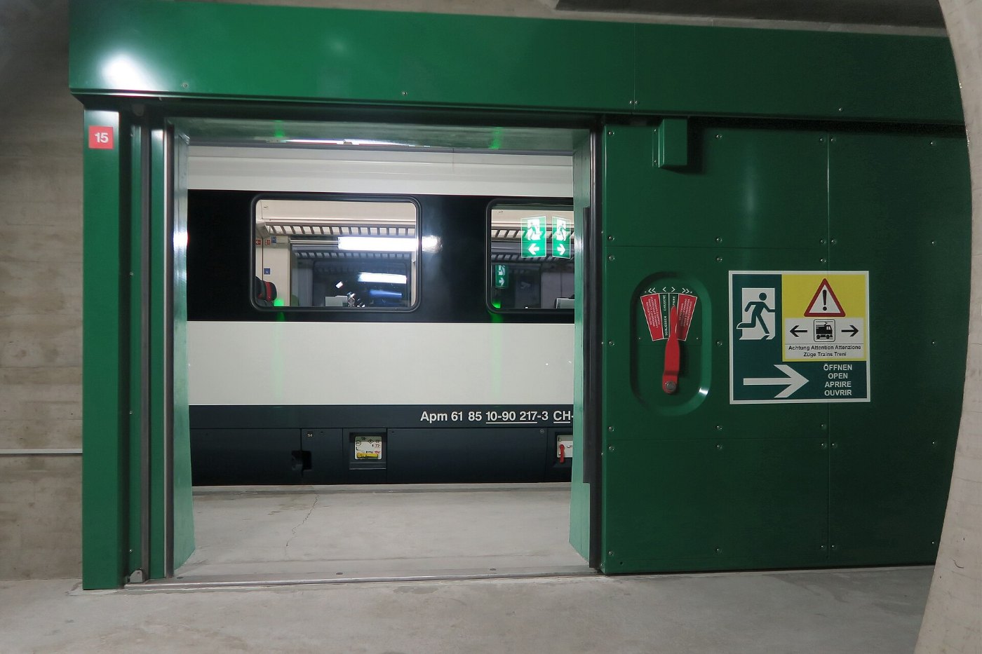 Portal des Gotthard-Basistunnels mit einfahrender Bahnstrecke