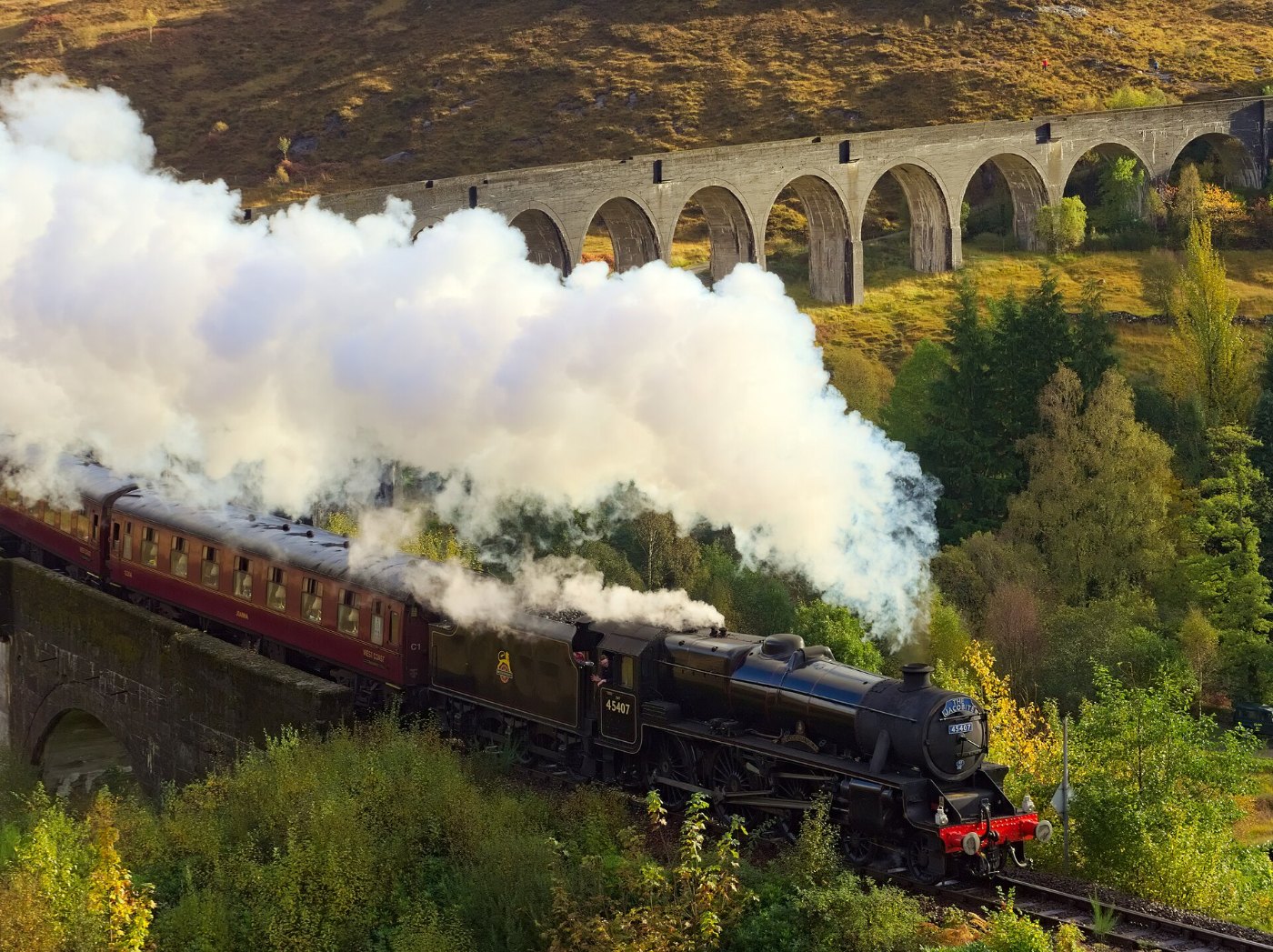 Der lange Bogen des Glenfinnan-Viadukts über dem Tal