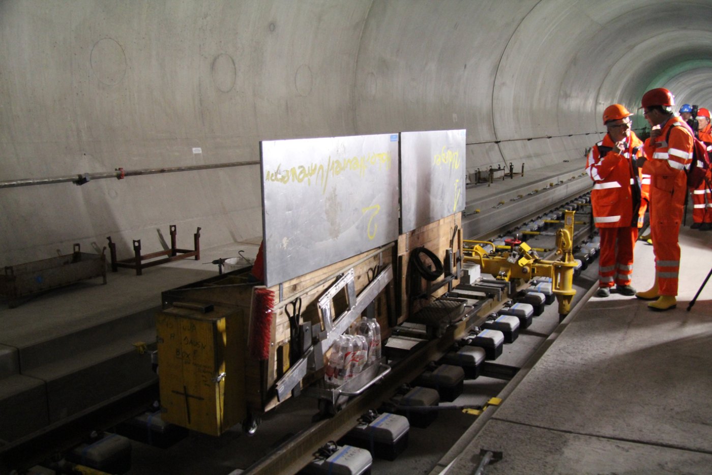 Einbau der Bahntechnik im Gotthard Basistunnel ()