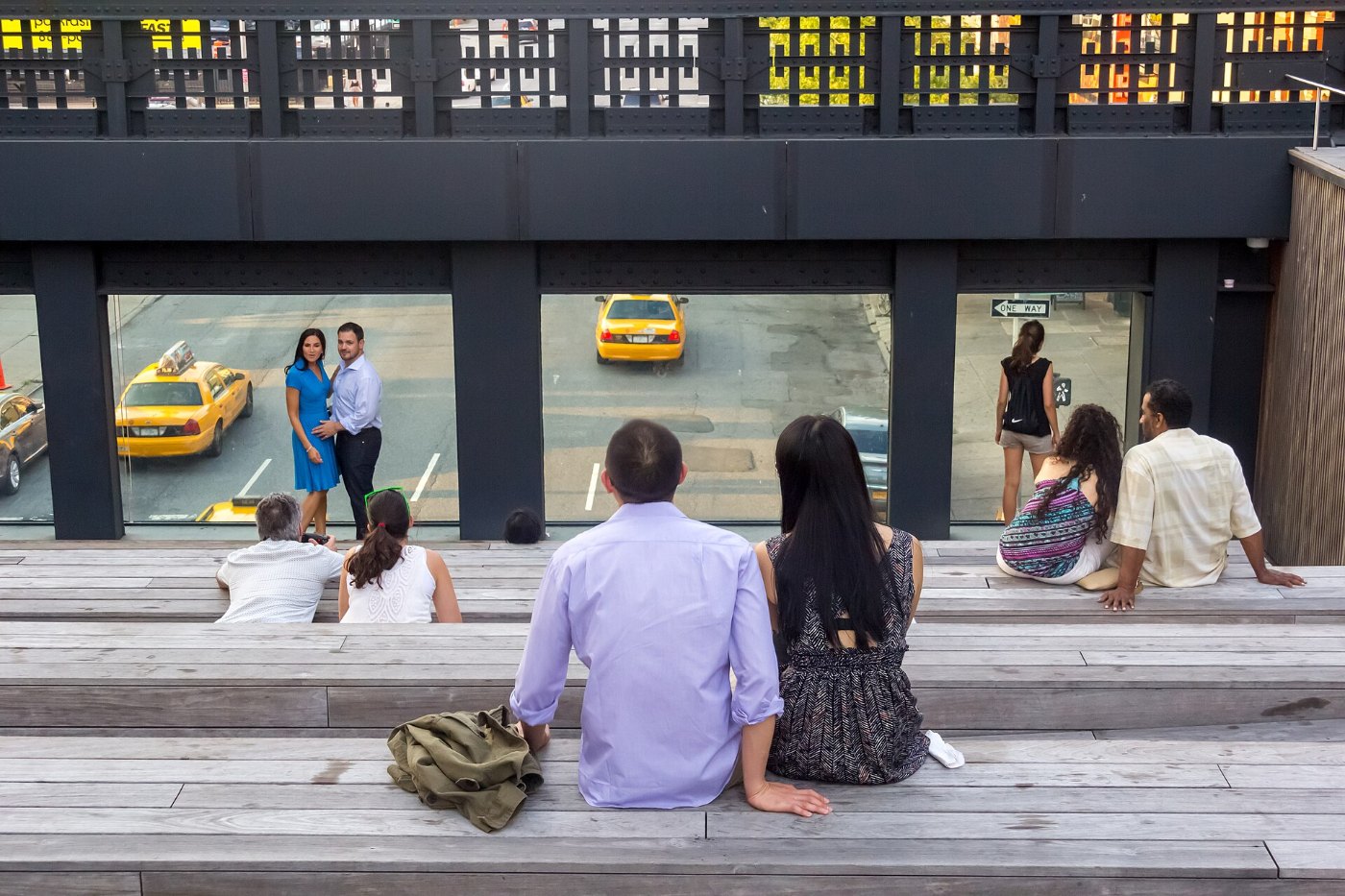 Erhöhter Parkweg der High Line über den Straßen von Manhattan