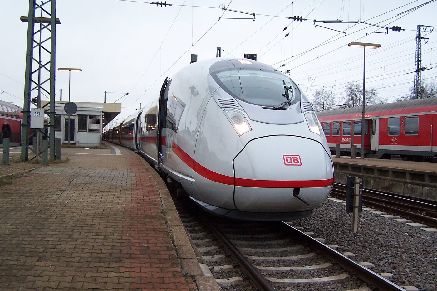 Ein ICE der Baureihe 407 im Mannheimer Hauptbahnhof