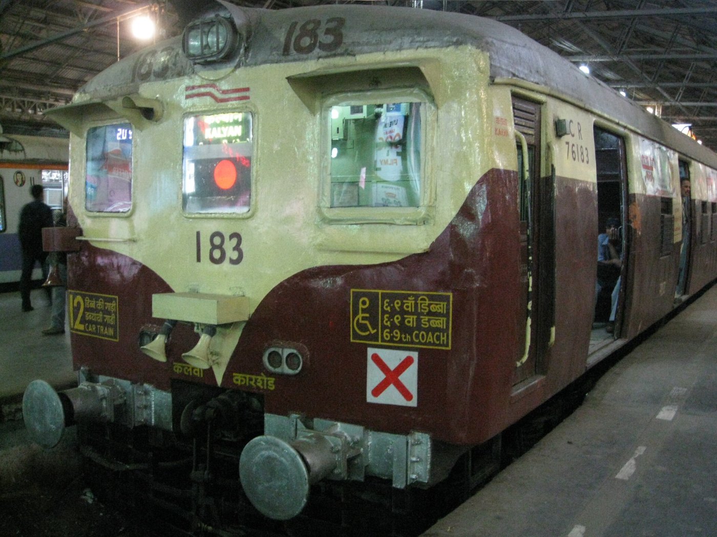 Vorortzug der Bahn in Mumbai, Indien