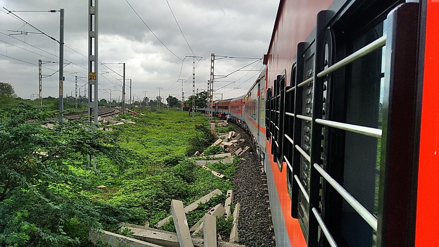 Zug der indischen Eisenbahn in einem großen Bahnhof.