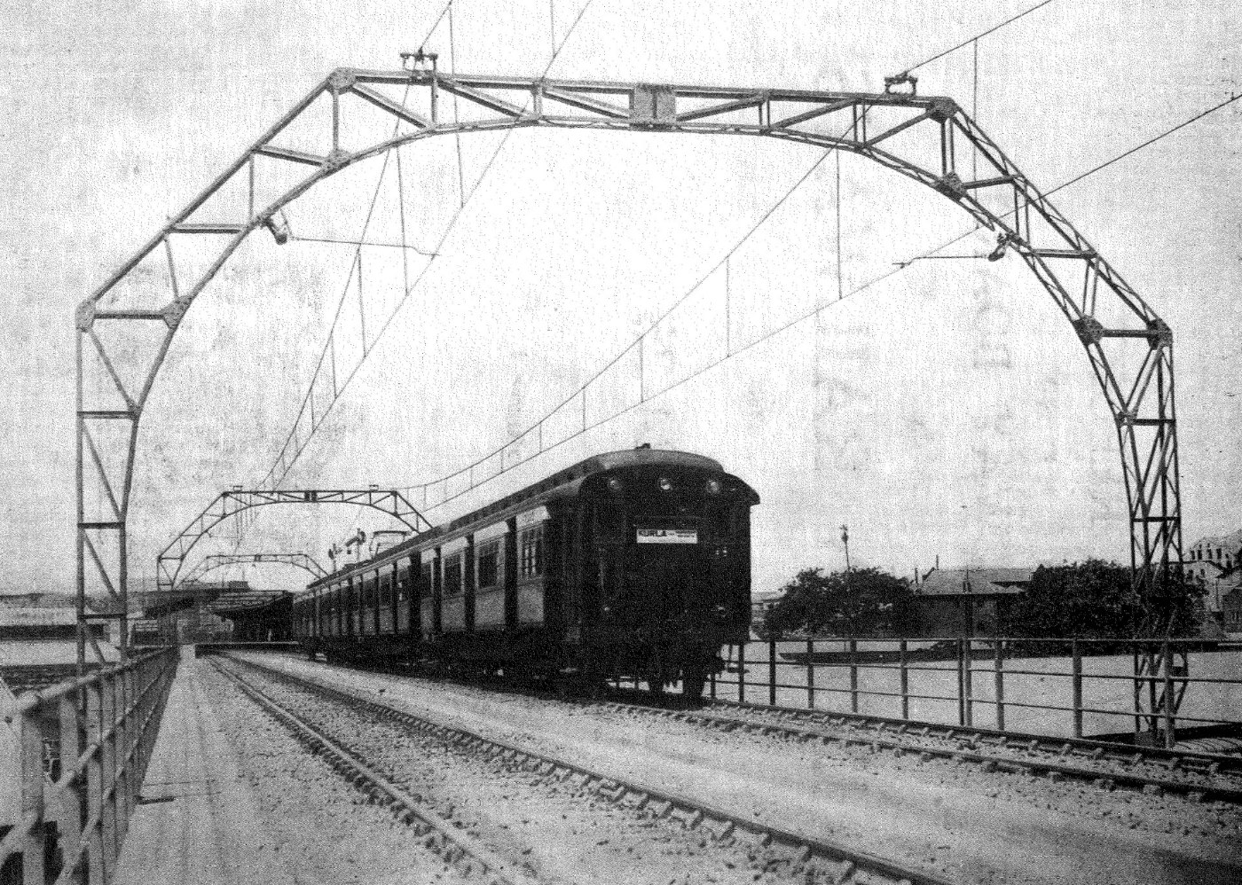 Bahnsteig in Indien mit wartenden Reisenden.