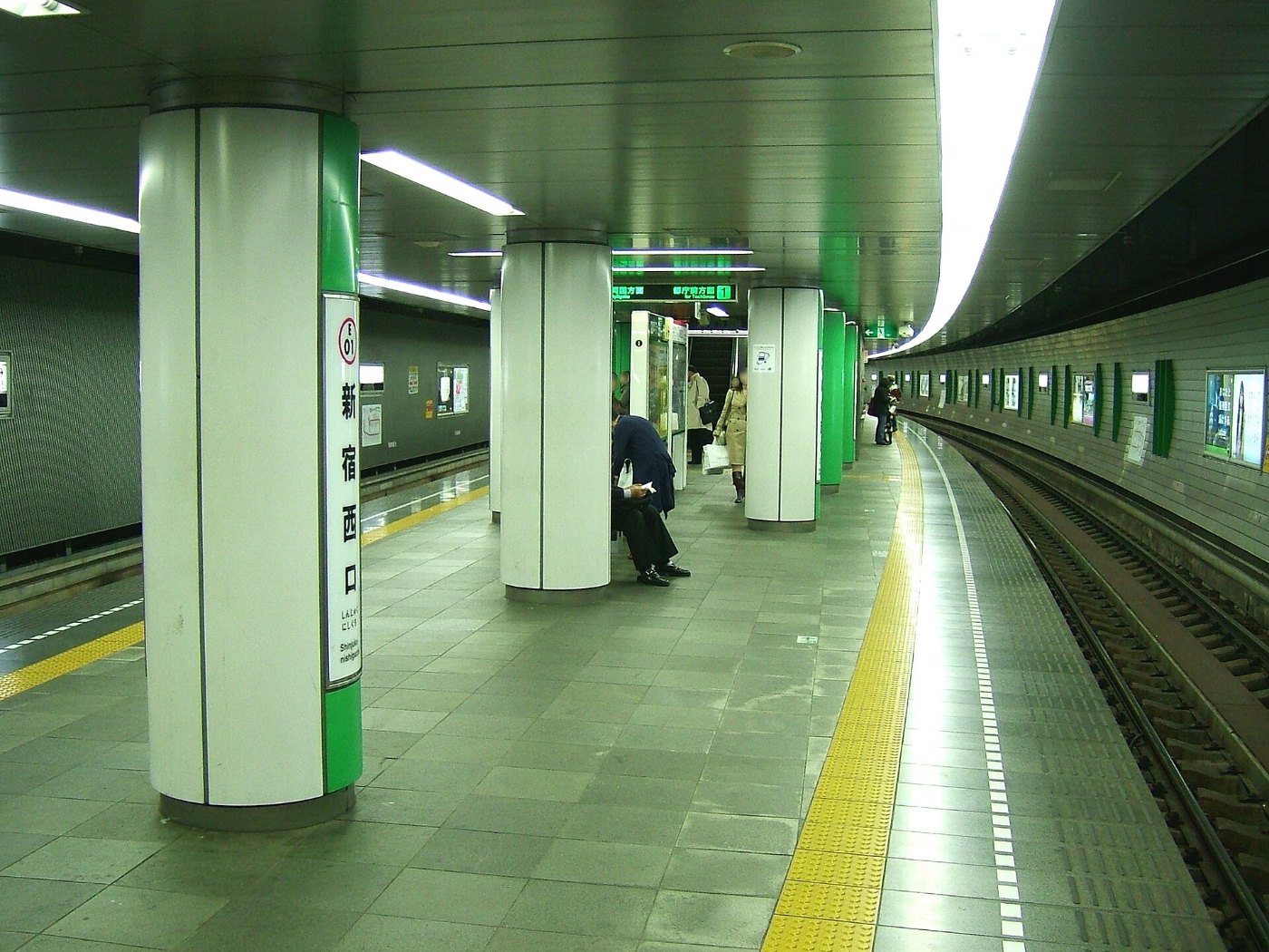 Bahnsteig an einem großen Bahnhof in Japan