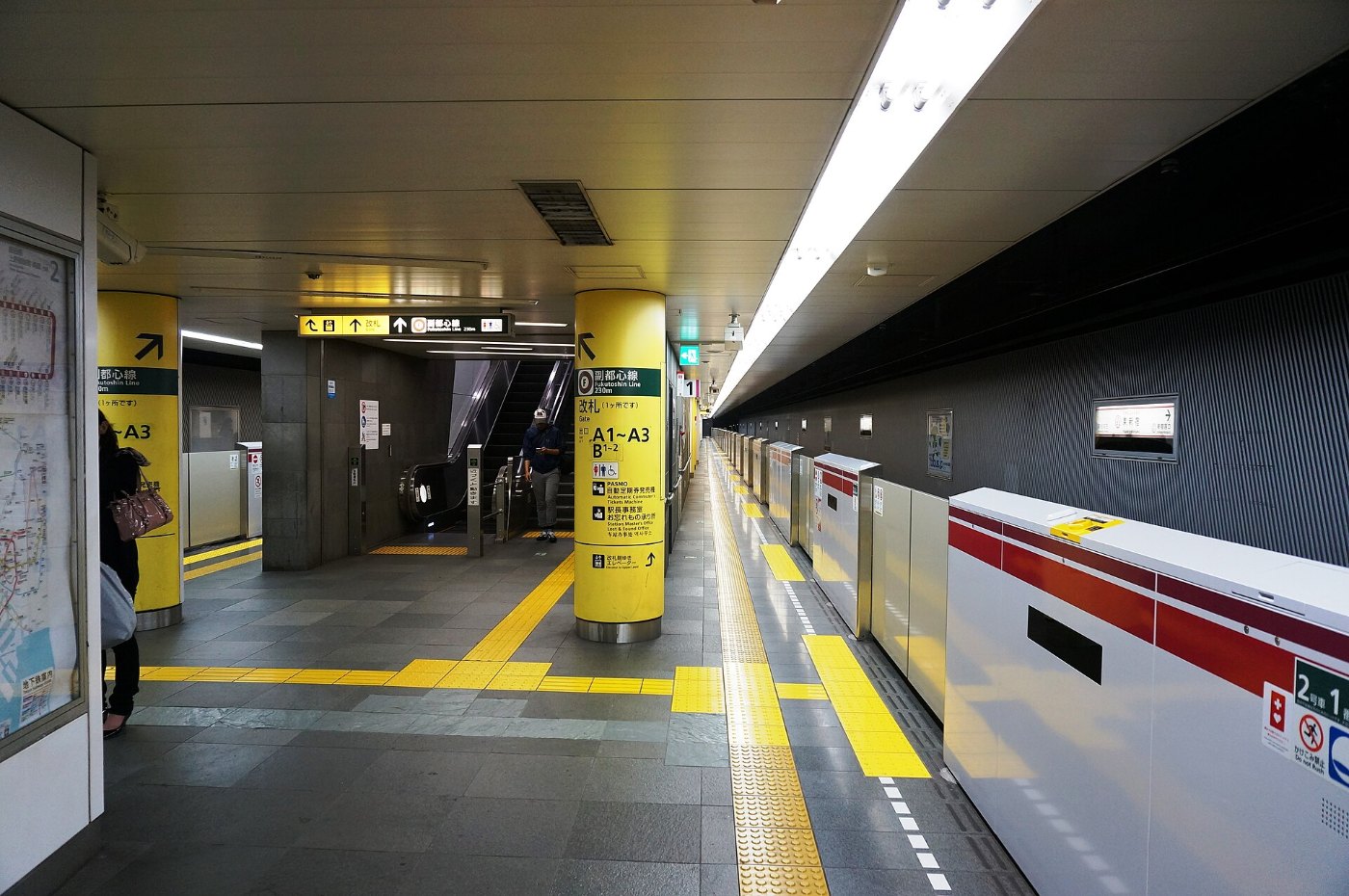 Reisende an einem japanischen Bahnhof
