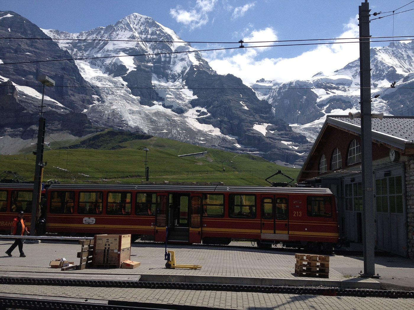 Zug der Jungfraubahn auf dem Weg zum Jungfraujoch