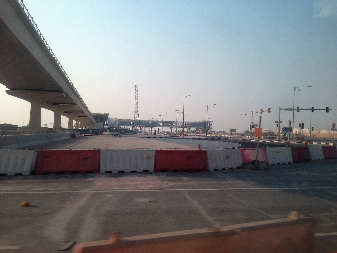 Bahnhof der Doha-Metro mit einfahrendem Zug
