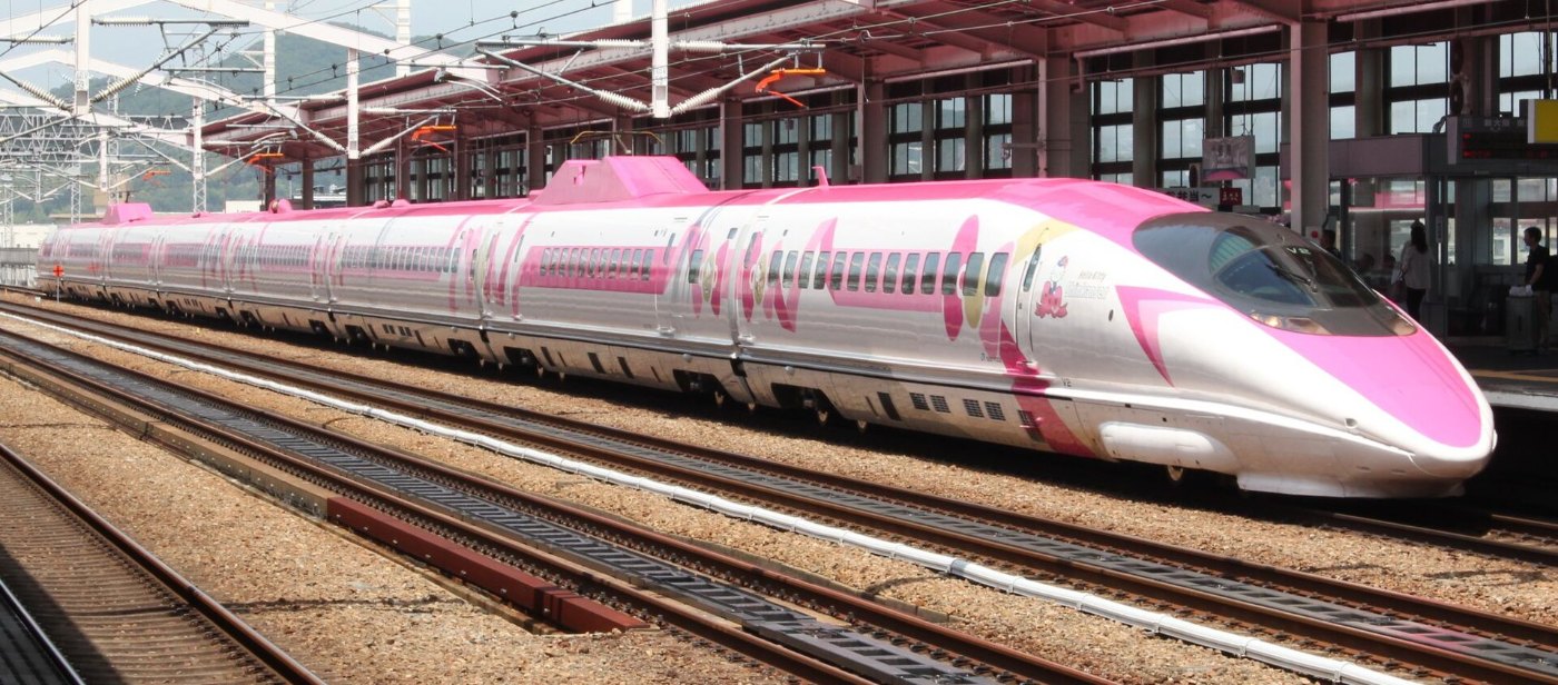 JRW 500 V2 HelloKitty Shinkansen in Himeji