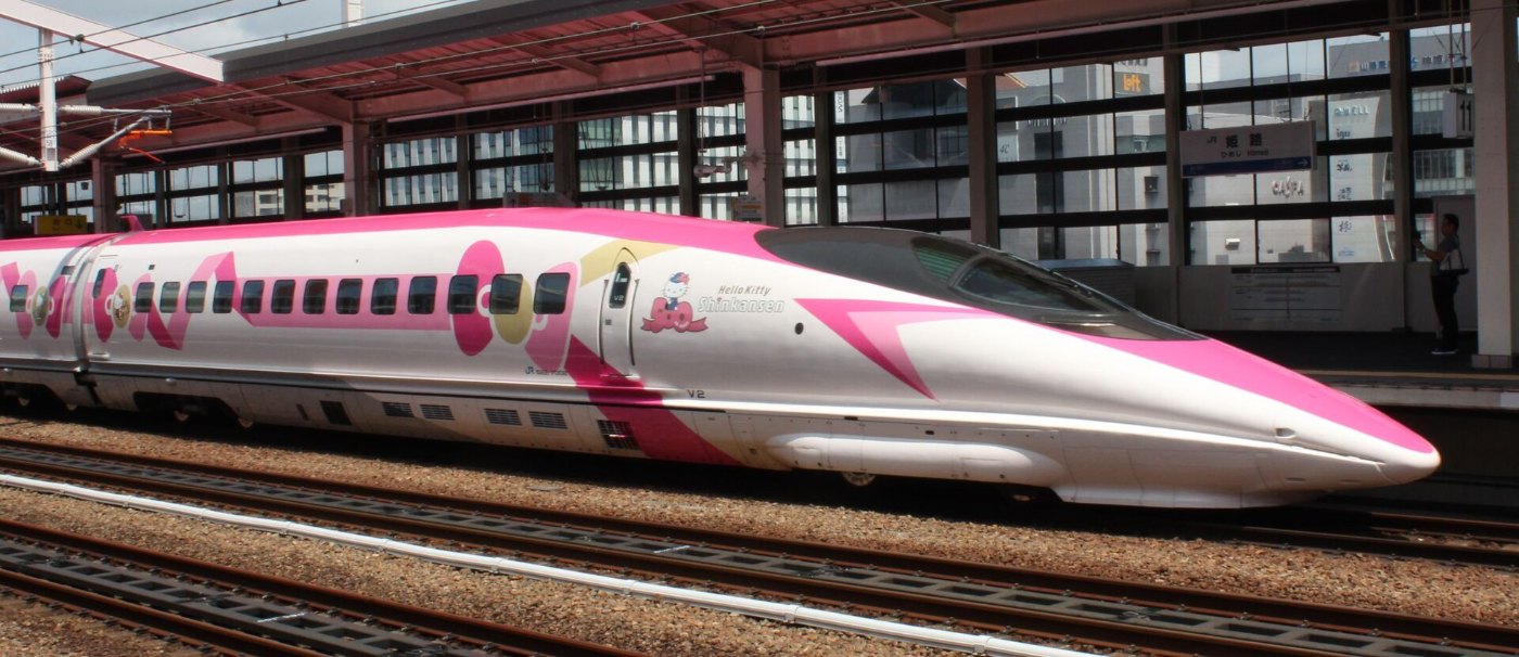 JRW 500 V2 522 7002 HelloKitty Shinkansen in Himeji