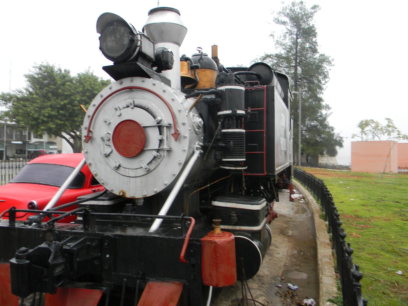 Eisenbahnstrecke mit Zügen auf Kuba