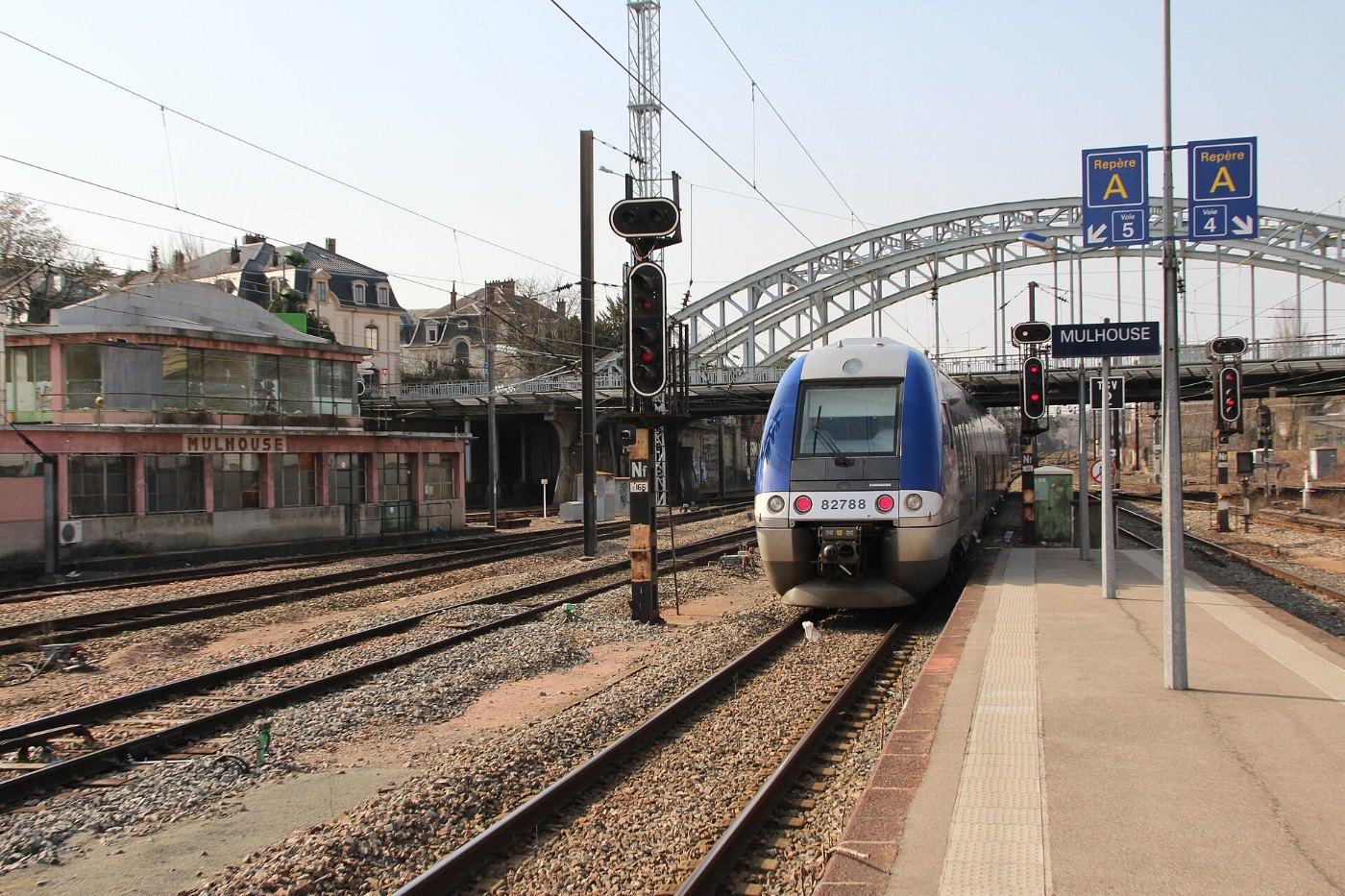 B 82500 partant de la Gare de Mulhouse Ville et poste d'aiguillage