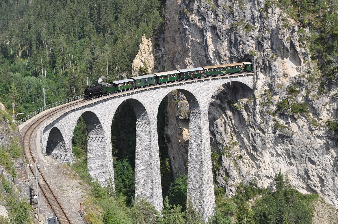Das Landwasserviadukt mündet direkt in einen Tunnel im Fels