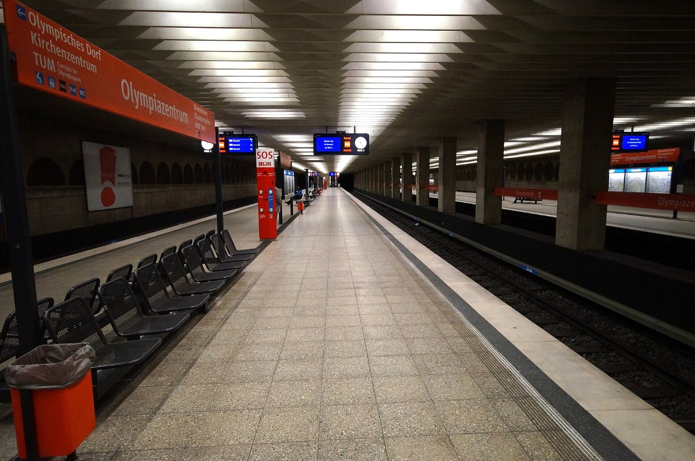 München U Bahnhof Olympiazentrum auf Bahnsteig zu Gleis 3 7.12.2013