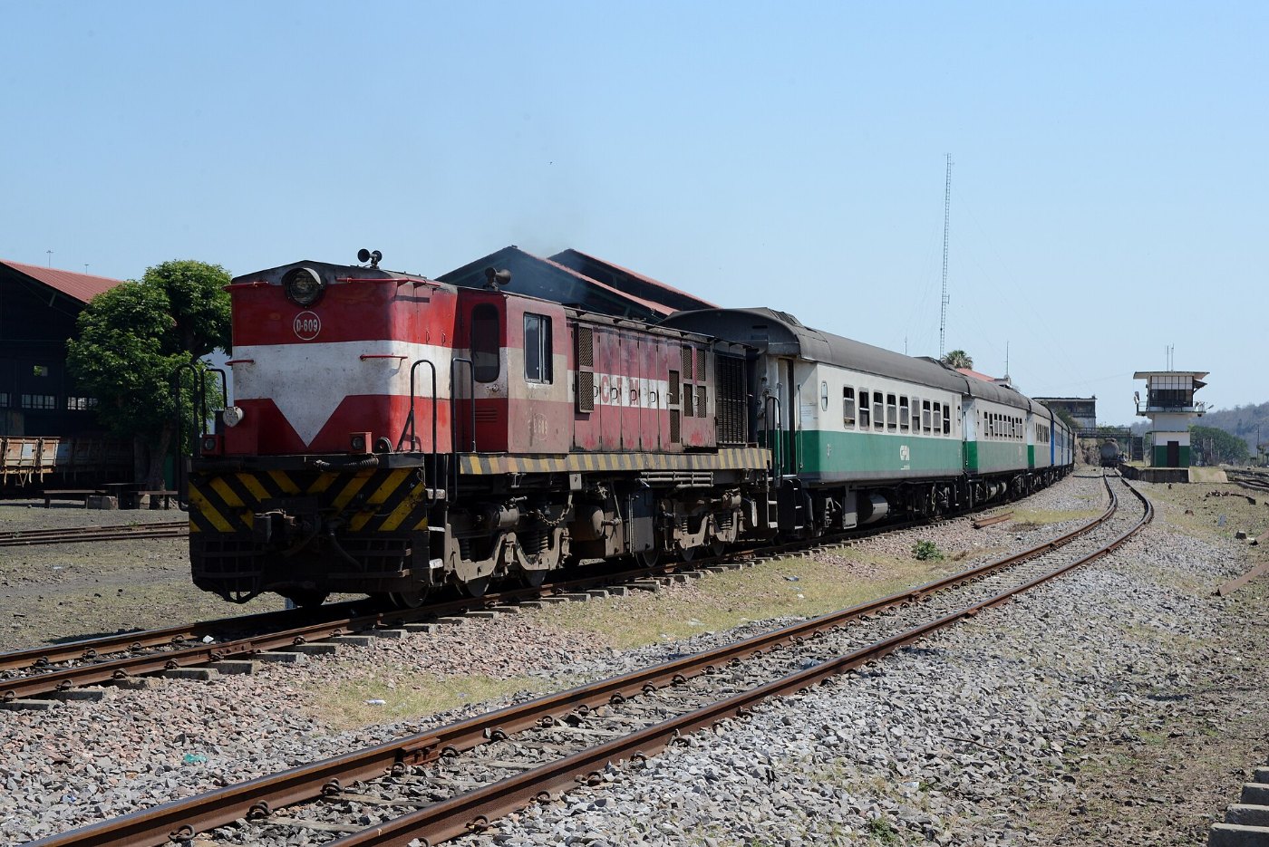 D 609 mit Reisezug