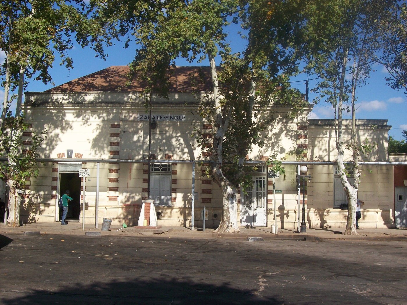 Frente de la vieja Estación Zárate del FCGU