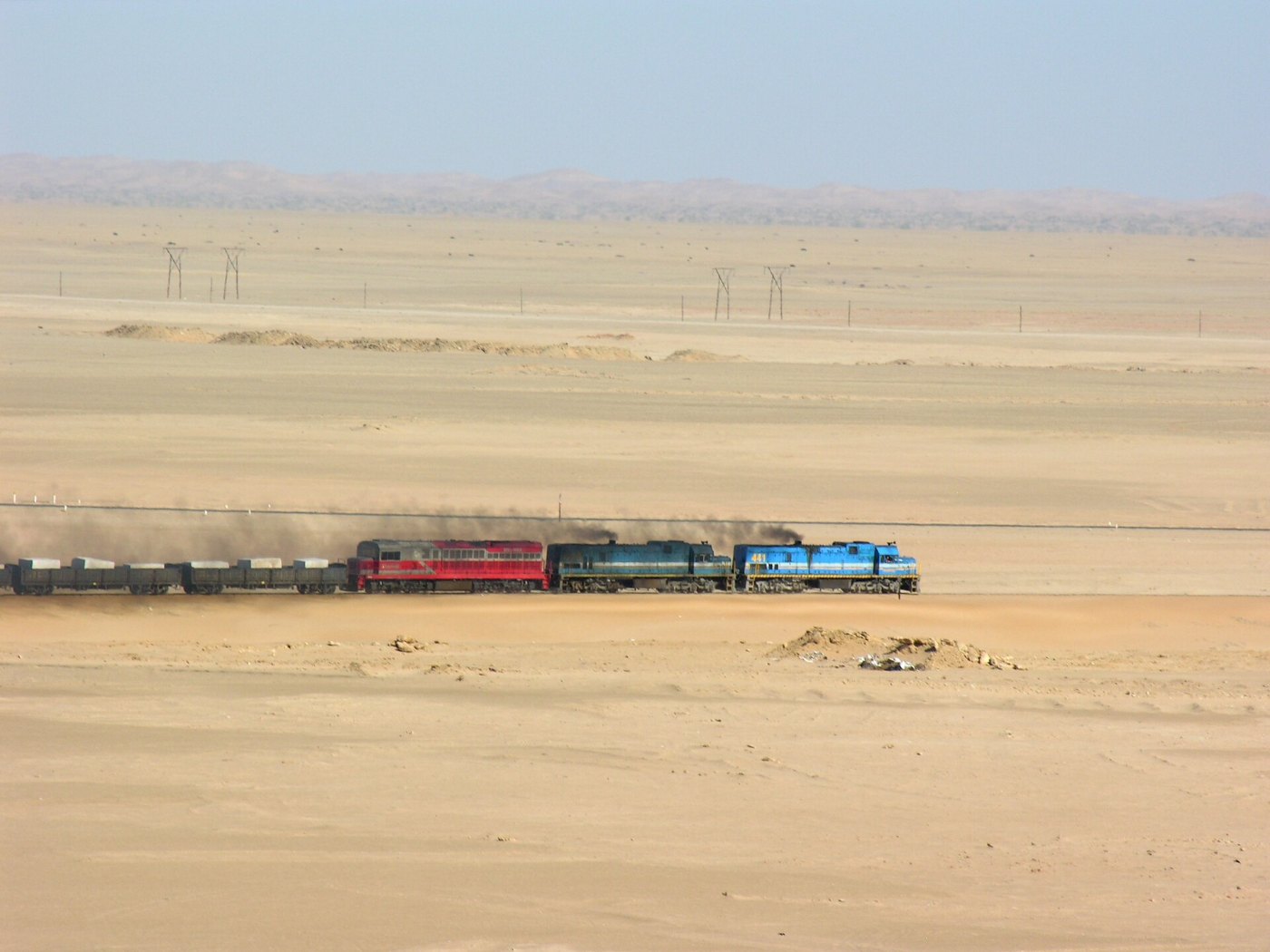Schmalspurbahn in einer Wüstenlandschaft