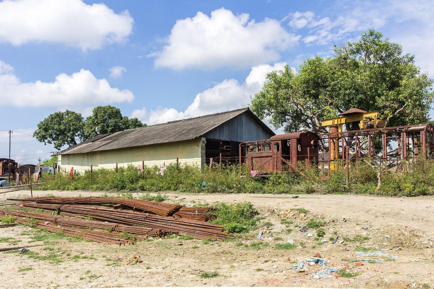 Zug der schmalen Bahnstrecke im Süden von Nepal
