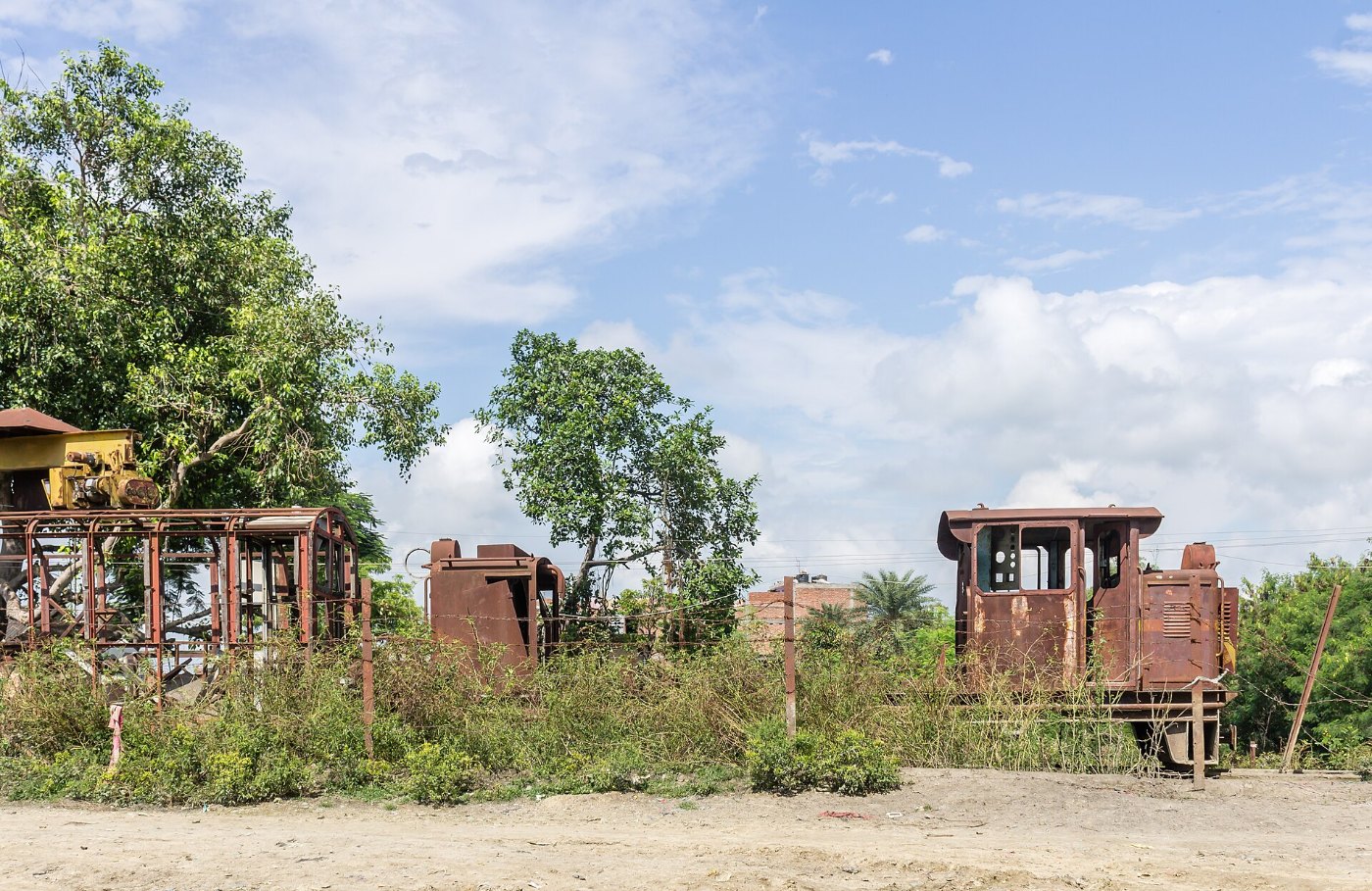 Bahnlinie im flachen Grenzland zwischen Nepal und Indien