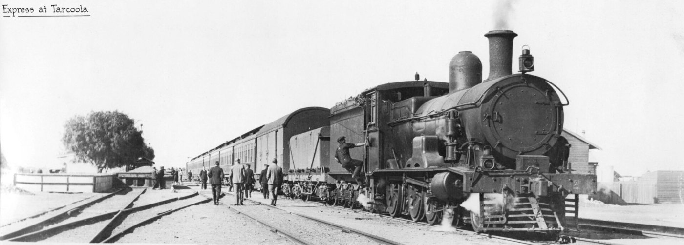Schnurgerade Bahnstrecke durch die australische Nullarbor-Ebene